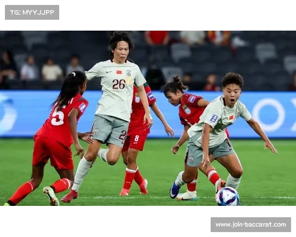 中国女足中场控制力提升 张睿王爱芳组合有效拦截